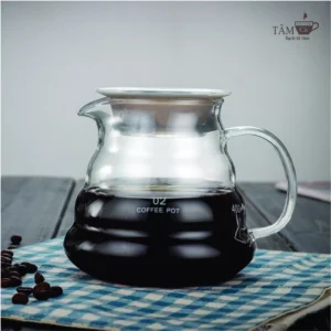 bình thủy tinh đựng cà phê đặt trên bàn