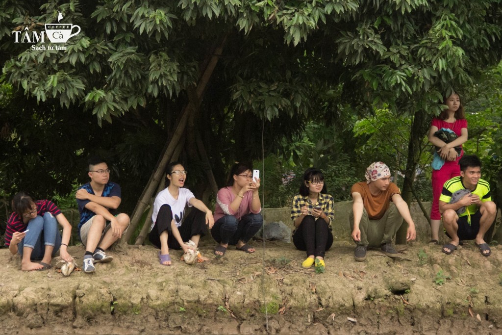 Trên bờ thì vừa cổ vũ vừa cười