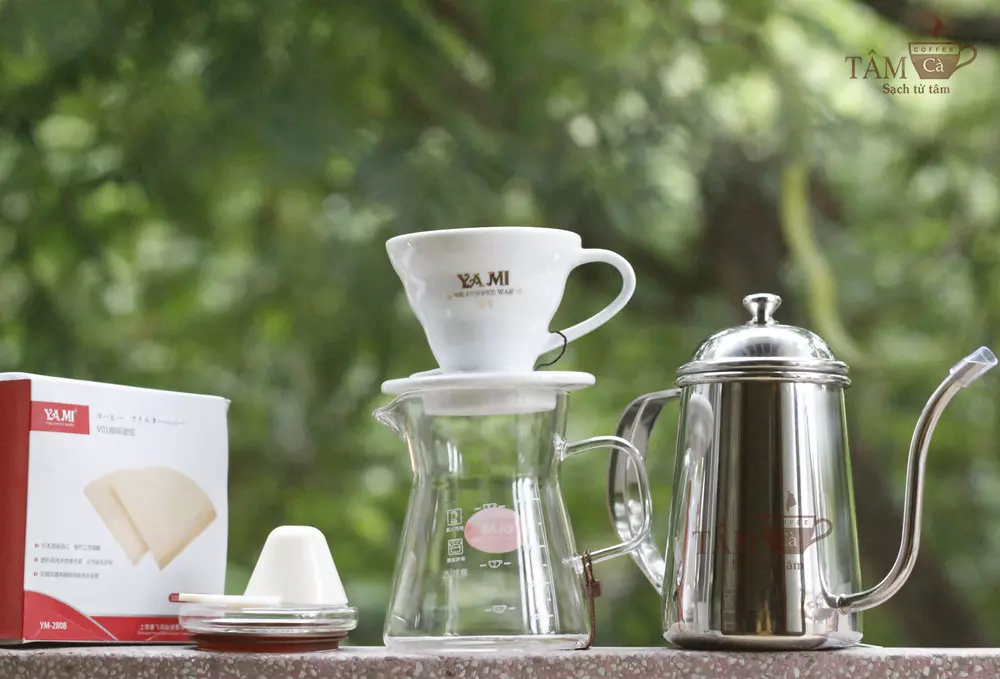 bộ dụng cụ pha drip: phễu, bình rót, giấy lọc, bình đựng cà phê